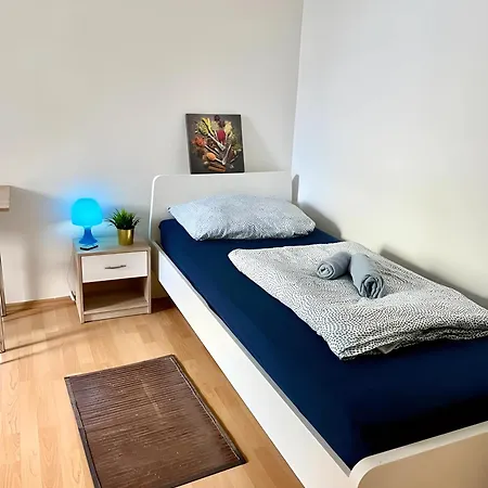 Fuer 4 Personen, U-bahn, Autobahnnaehe Apartment