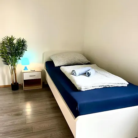 Fuer 4 Personen, U-bahn, Autobahnnaehe Apartment *